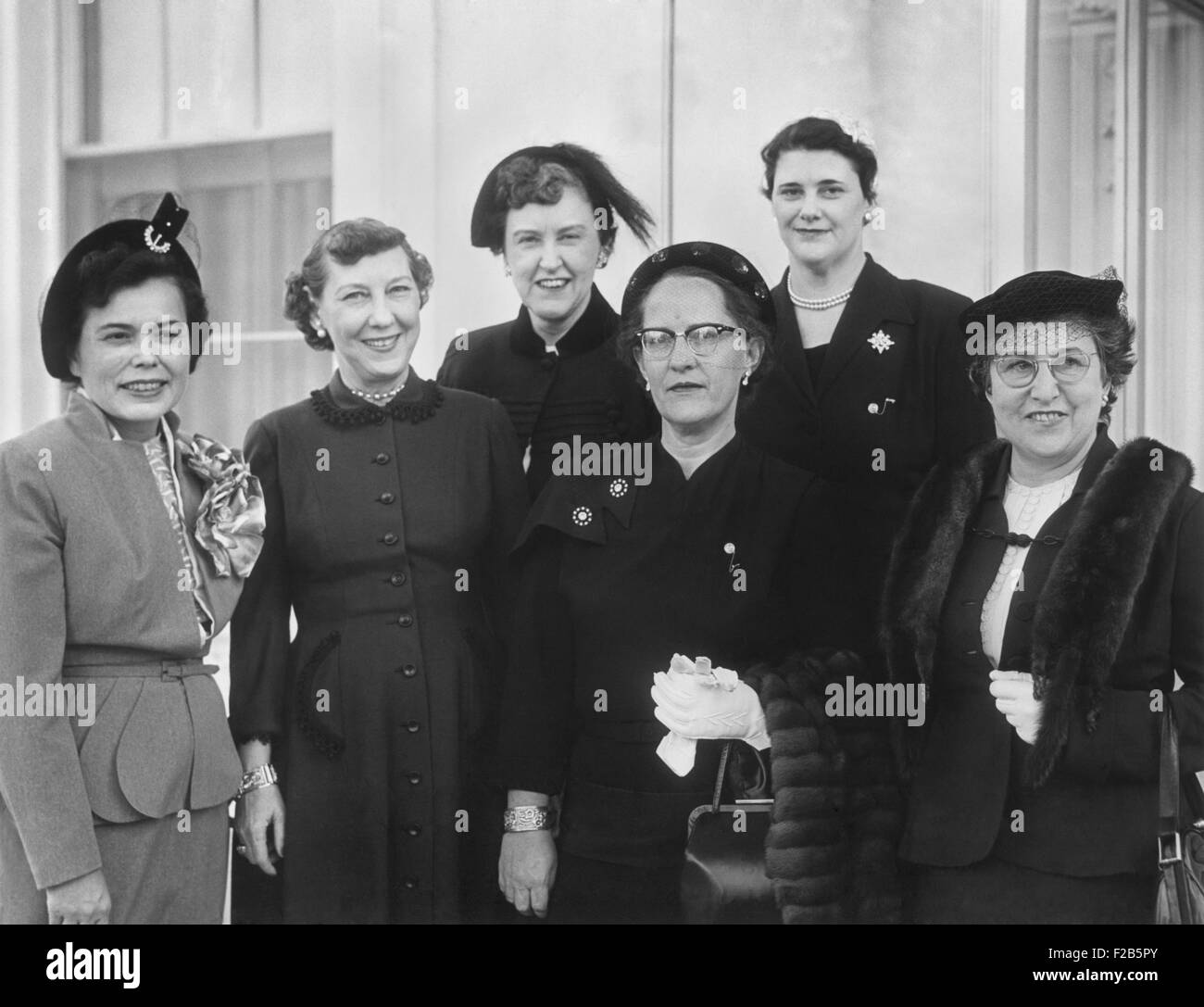 Mamie Eisenhower membri della D.C. Federazione Stella del business e professionale delle donne. Bancata anteriore, L-R: Miss Clara Landstreet, Foto Stock