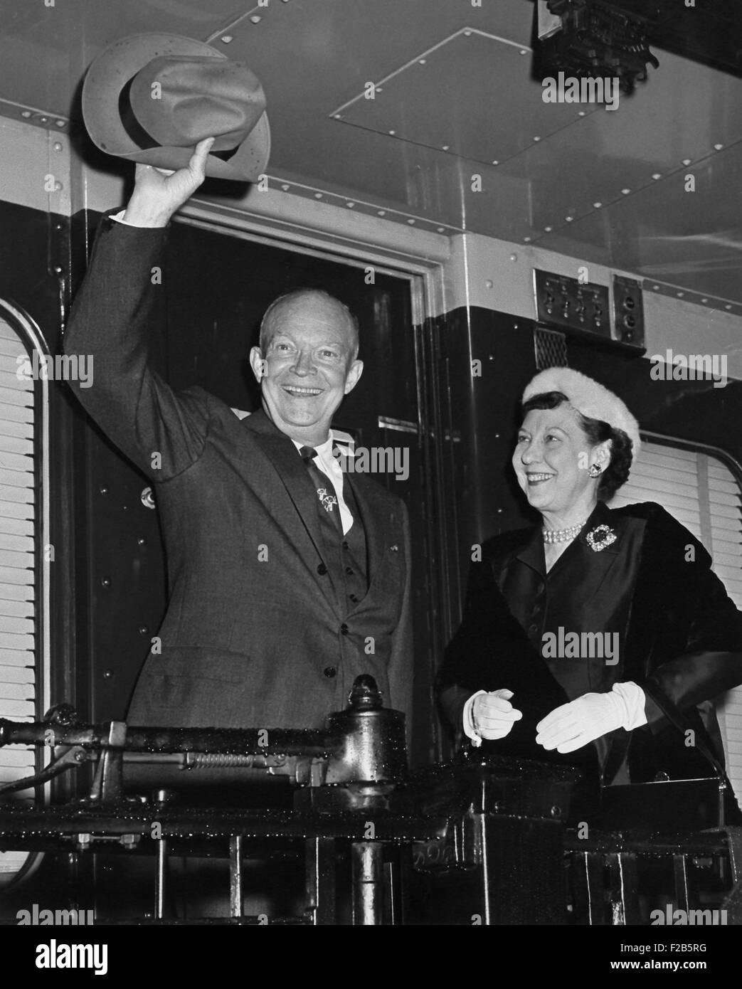 Dwight e Mamie Eisenhower sventolata dalla campagna 1956 il treno. - (BSLOC 2014 16 78) Foto Stock