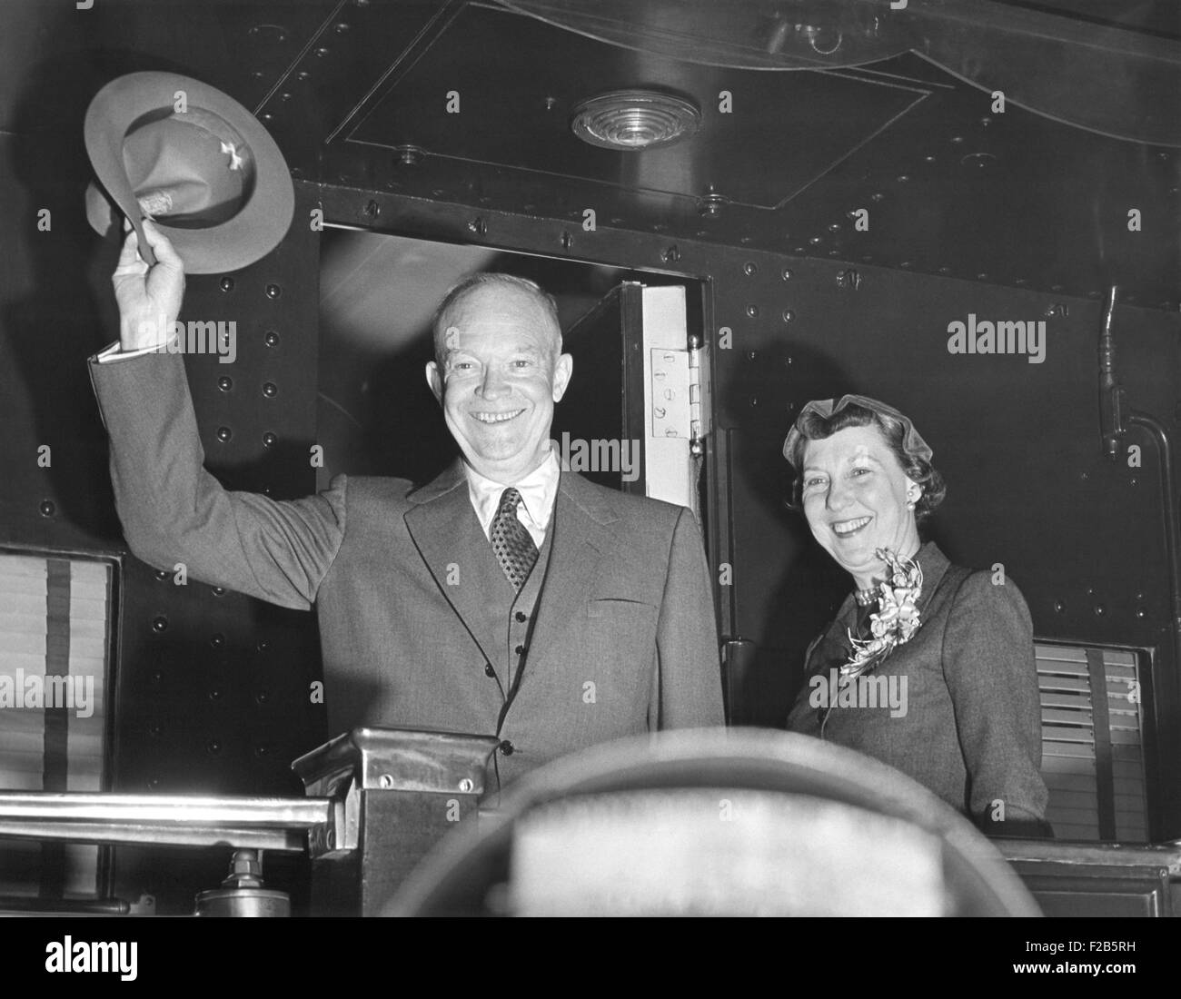 Il presidente Eisenhower e moglie onda Mamie dal retro di un treno. Nov. 14, 1953. Essi erano in partenza per un viaggio di tre giorni in Canada. - (BSLOC 2014 16 77) Foto Stock