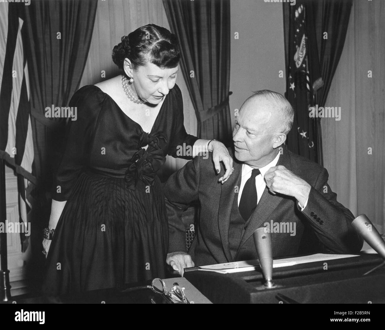 La First Lady Mamie Eisenhower colloqui con il presidente prima della sua Radio-TV indirizzo del febbraio 29, 1956. Cinque mesi dopo il suo attacco di cuore, egli annunciò che avrebbe dovuto correre per un secondo mandato alla presidenza. - (BSLOC 2014 16 73) Foto Stock