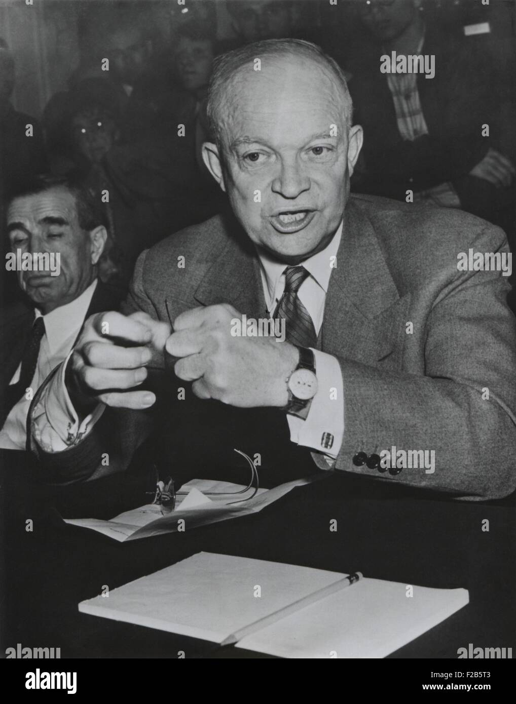 Gen. Dwight Eisenhower testimonia un Senato Comitato Finanze sul post guerra riduzione della spesa per la difesa. Marzo 1950. - (BSLOC 2014 16 65) Foto Stock