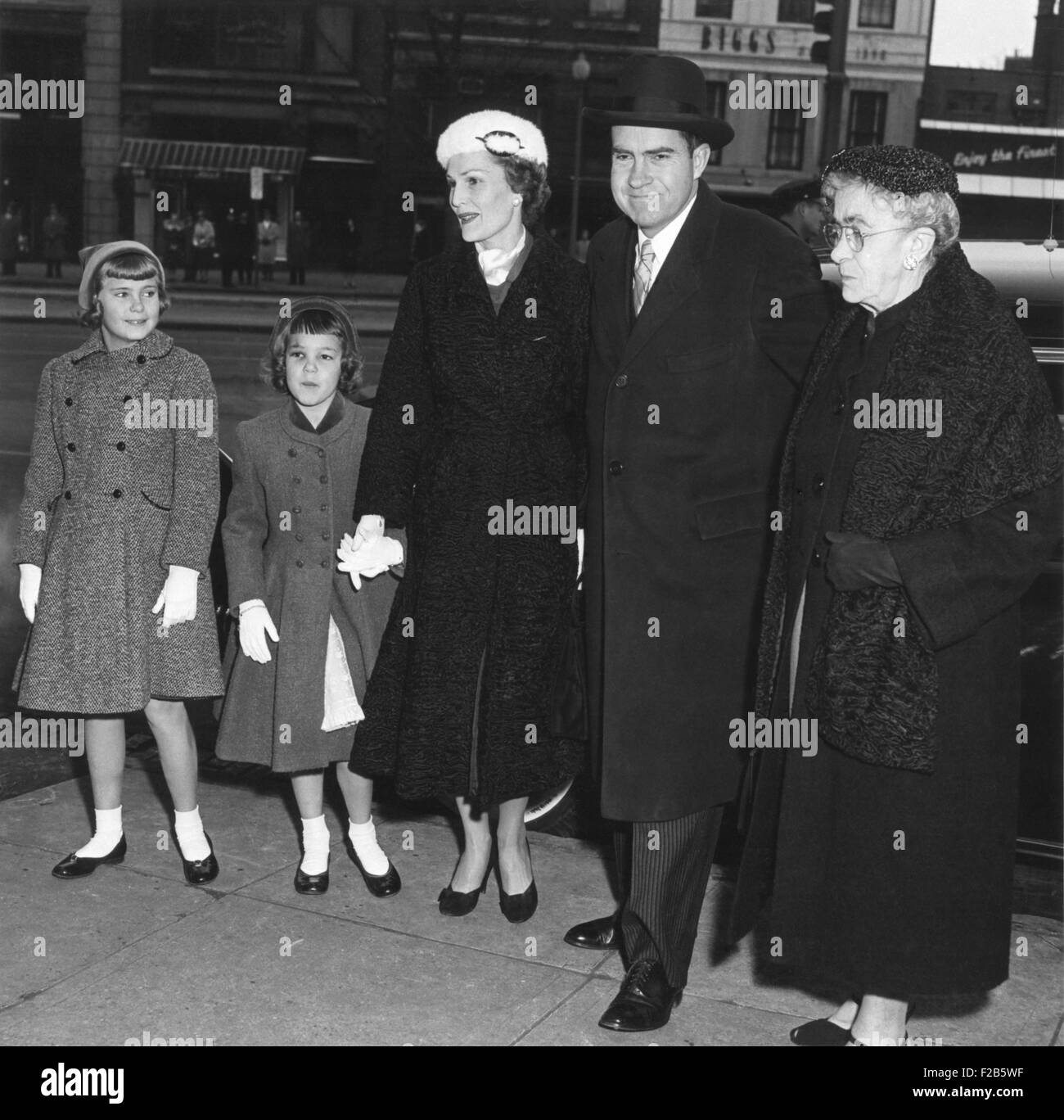 Vice presidente Richard Nixon arriva per il privato domenica il giuramento per cerimonie. La Casa Bianca, 20 gennaio 1957. L-R: Tricia, Julie, Pat, Richard, e Hannah Milhous Nixon, sua madre. - (BSLOC 2014 16 31) Foto Stock