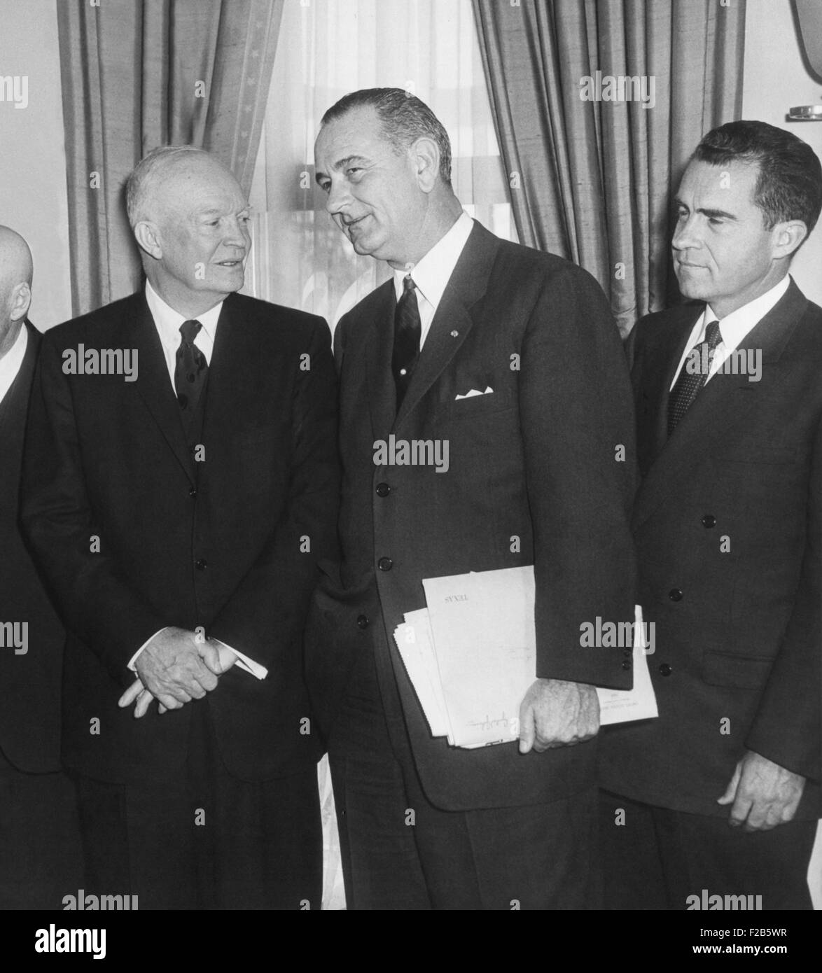 Il presidente Eisenhower e i futuri presidenti Lyndon Johnson e Richard Nixon. Casa bianca Ufficio Ovale, 6 marzo 1959. Johnson è stato il leader della maggioranza del Senato e Nixon è servita come Eisenhower Vice Presidente. - (BSLOC 2014 16 251) Foto Stock