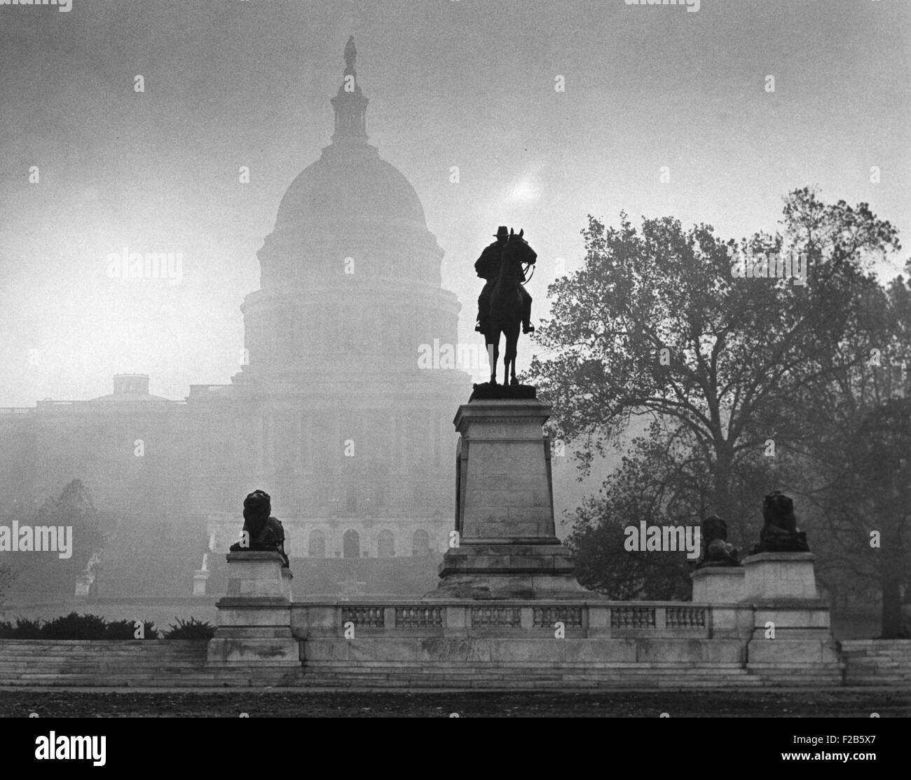 Stati Uniti Capitol su un giorno atmosferica, nov. 14, 1953. La statua di guerra civile generale Ulysses S. Grant, 1922, è la seconda più grande statua equestre negli Stati Uniti. - (BSLOC 2014 16 242) Foto Stock