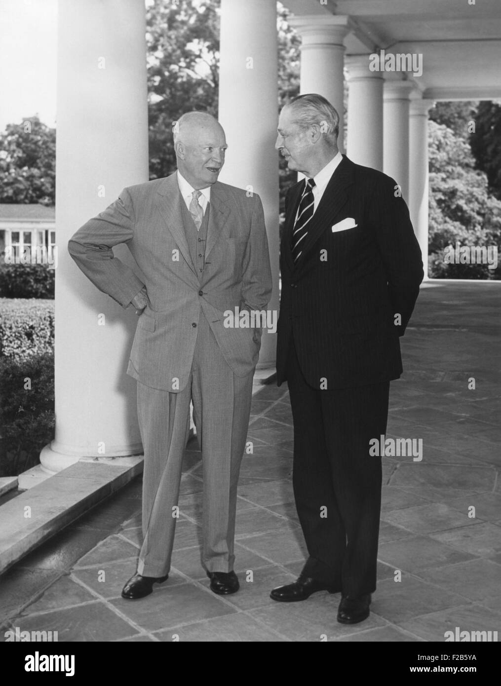 Il presidente Eisenhower con il Primo ministro britannico Harold Macmillan sull'ala ovest Portico. Giugno 9, 1958. - (BSLOC 2014 16 222) Foto Stock