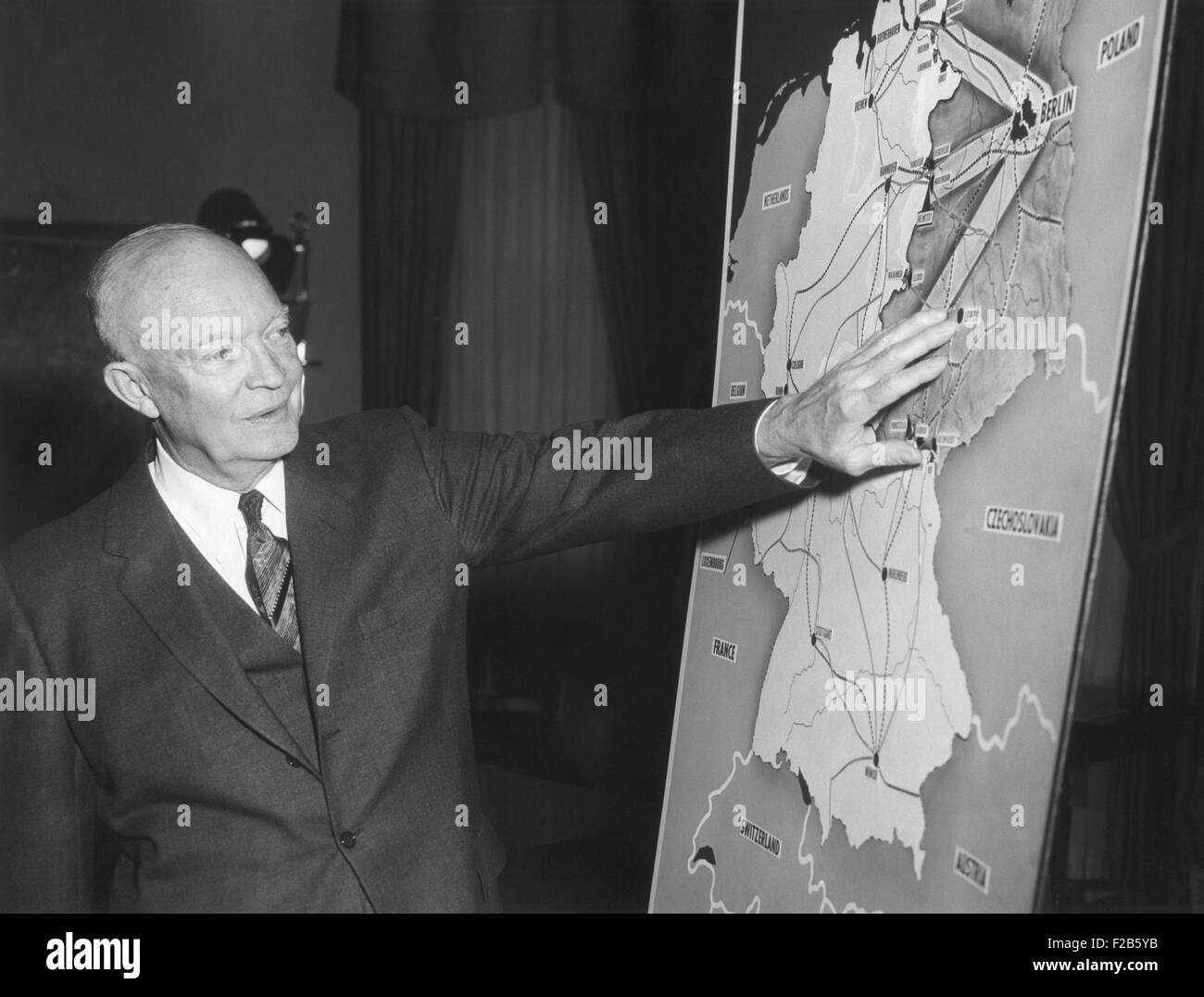 Il presidente Eisenhower con una mappa di Berlino ha usato nella sua trasmissione discorso alla nazione. Marzo 16, 1959. Egli ha riferito circa la disputa di Berlino con i sovietici e la sicurezza generale la posizione degli USA e della NATO. - (BSLOC 2014 16 221) Foto Stock