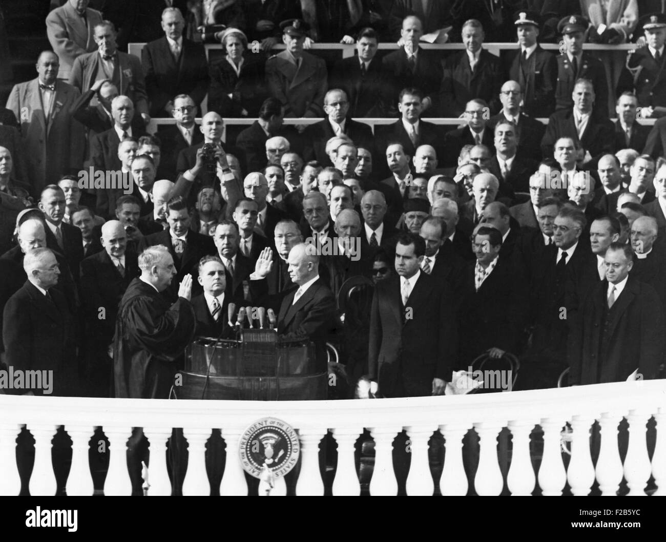 Chief Justice Fred Vinson amministra il giuramento di ufficio di Dwight Eisenhower. Gen 20, 1953. L ex Presidente Hoover, in uscita Foto Stock