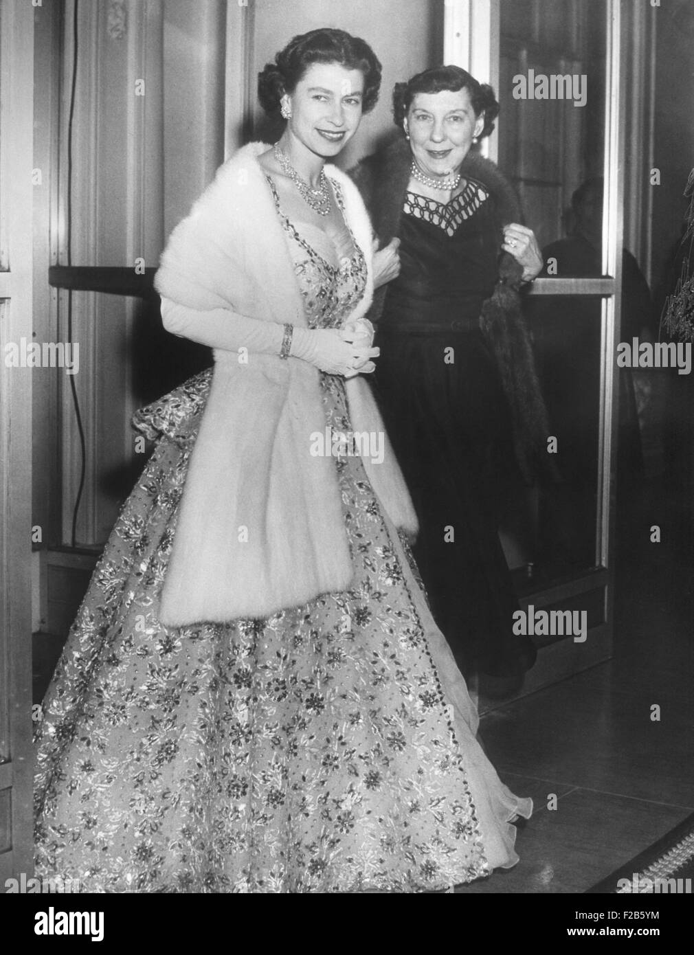 La regina Elisabetta II e Mamie Eisenhower in sera abiti presso l' Ambasciata Britannica. Ottobre 19, 1957. - (BSLOC 2014 16 216) Foto Stock