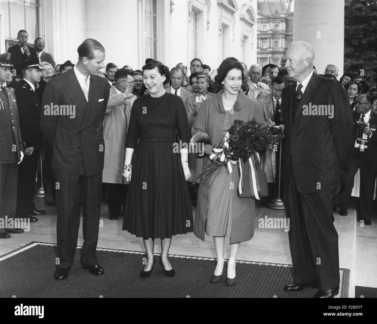 Presidente e Mamie Eisenhower benvenuti la Regina Elisabetta II e del principe Filippo. Alla casa bianca il Portico del Nord. Ottobre 17, 1957. - Foto Stock