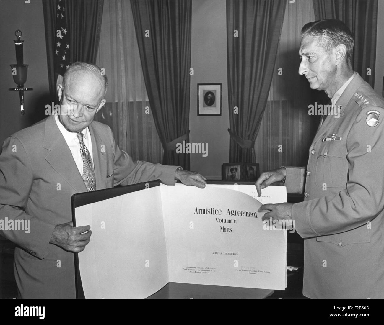 Il presidente Eisenhower con il generale Mark Clark la visualizzazione della Guerra di Corea accordo di armistizio. Volume rilegato di mappe definito dalla zona smilitarizzata che ha diviso la Corea del Nord e Corea del Sud. Ca. July-Aug. 1953. - (BSLOC 2014 16 201) Foto Stock