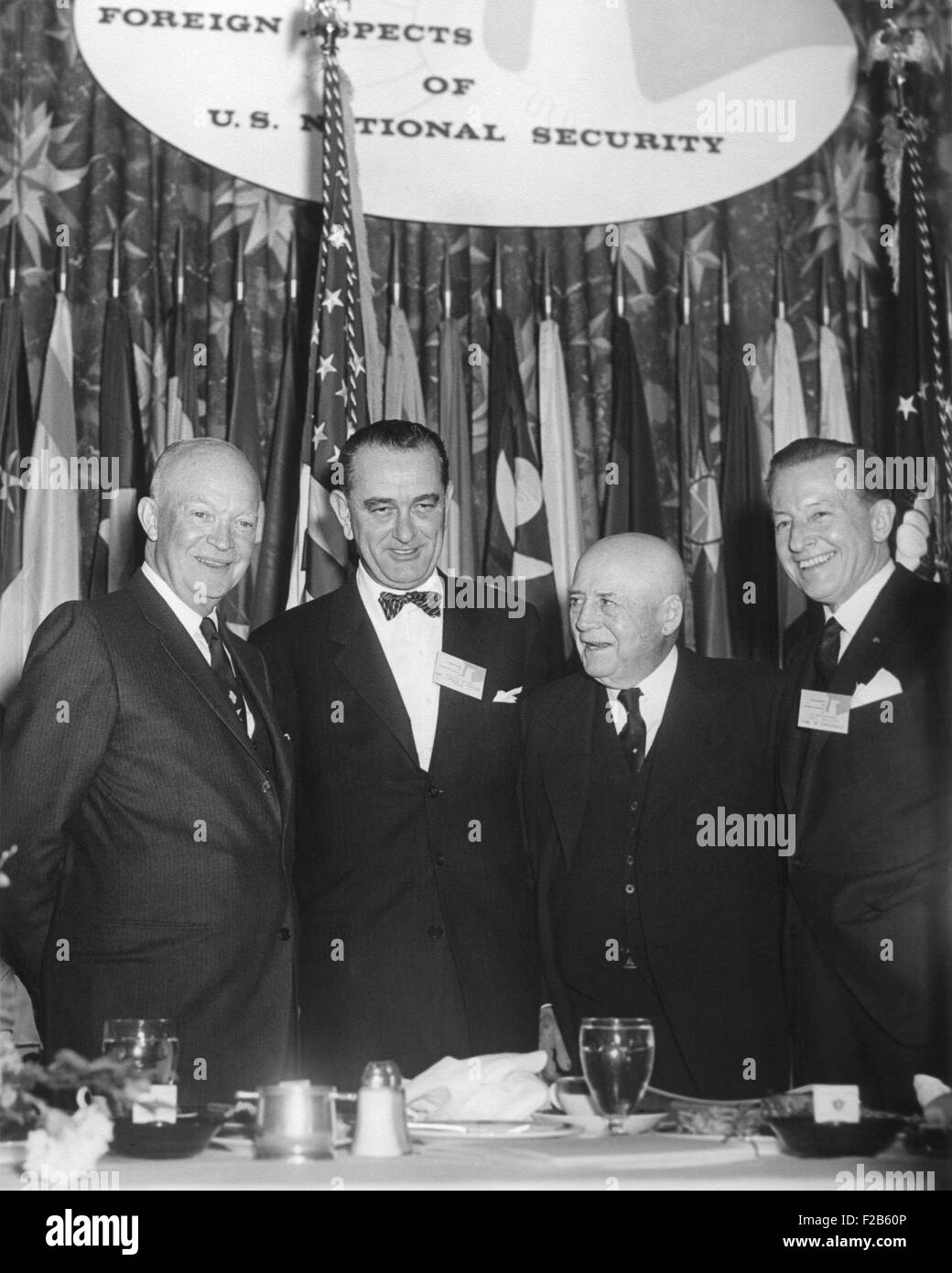 Il presidente Eisenhower alla conferenza sulla politica estera di aspetti di U.S. La sicurezza nazionale. L-R: Il leader della maggioranza del Senato Lyndon Johnson; Casa altoparlante, Sam Rayburn; e non identificati. Marzo 26, 1958. - (BSLOC 2014 16 195) Foto Stock