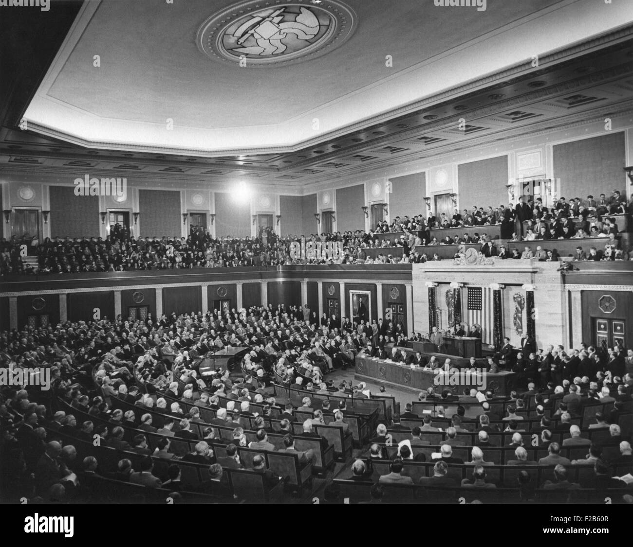 Presidente Dwight Eisenhower offrendo il suo 1954 Membro dell'Unione indirizzo al Congresso. Gen 7, 1954. Eisenhower ha discusso le autostrade, notando il 'interesse vitale di ogni cittadino in una cassaforte ed adeguato sistema autostradale". - (BSLOC 2014 16 194) Foto Stock