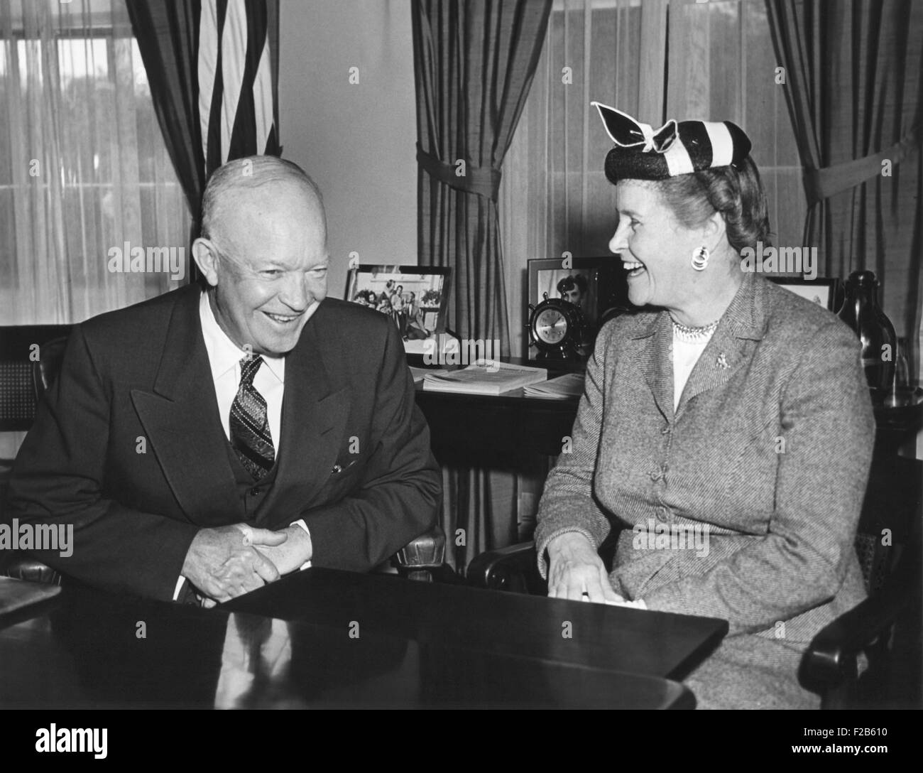 Il presidente Eisenhower con il senatore Eva Kelley Bowring, un repubblicano dal Nebraska. Il 1 maggio 1954. È stata nominata per gli Stati Uniti Senato dal Governatore Robert Crosby per occupare il posto vacante causato dalla morte di Dwight Griswold e servito dal 16 aprile 1954 al 7 novembre 1954. - (BSLOC 2014 16 191) Foto Stock