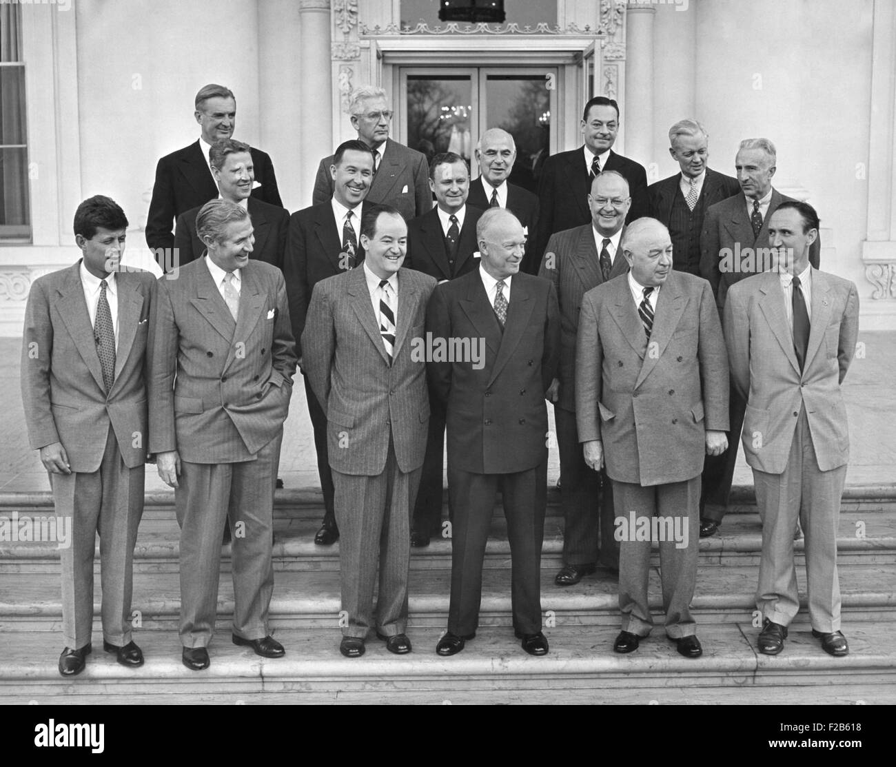 Il Presidente ha offerto un pranzo per un gruppo di Senatori alla Casa Bianca, Mer, Marzo 4, 1953. Bancata anteriore: John Kennedy; Mike Monroney; Hubert Humphrey; il Presidente Eisenhower; Harley Kilgore; Mike Mansfield. Seconda fila: Albert Gore Suor; Henry Jackson; Prezzo di Daniel; Earle Clements. Terza fila: Stuart Symington; Paul Douglas; Herbert Lehman; Thomas Hennings; Sherman Adams, Gen. Wilton persone. - (BSLOC 2014 16 187) Foto Stock