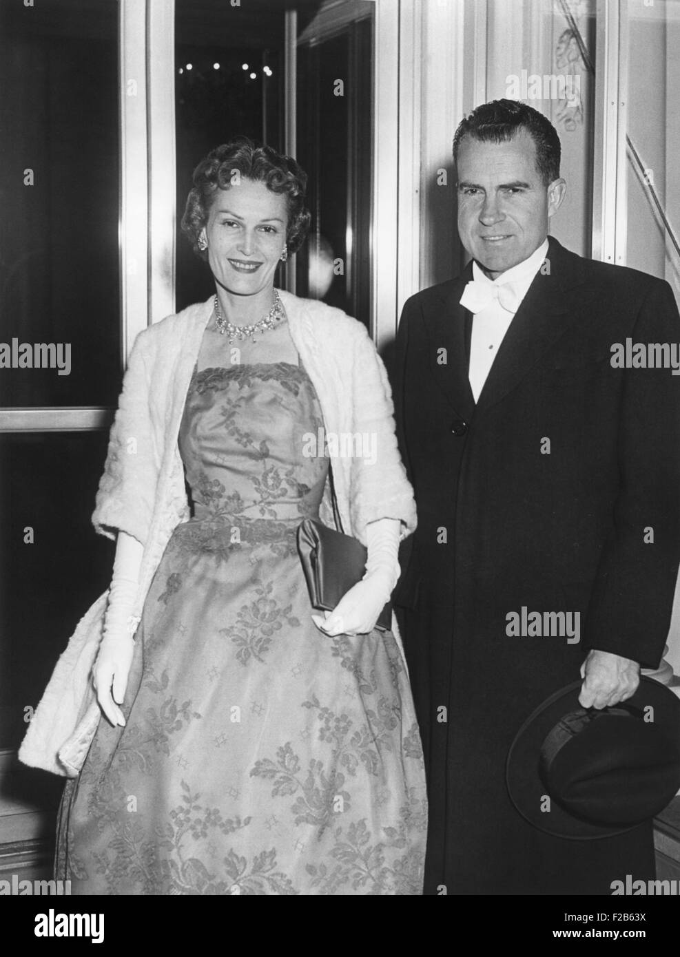 Vice presidente Richard Nixon con la moglie Patricia arrivando a un membro la cena per la Regina Elisabetta II. 17 ott 1957. - (BSLOC 2014 16 141) Foto Stock