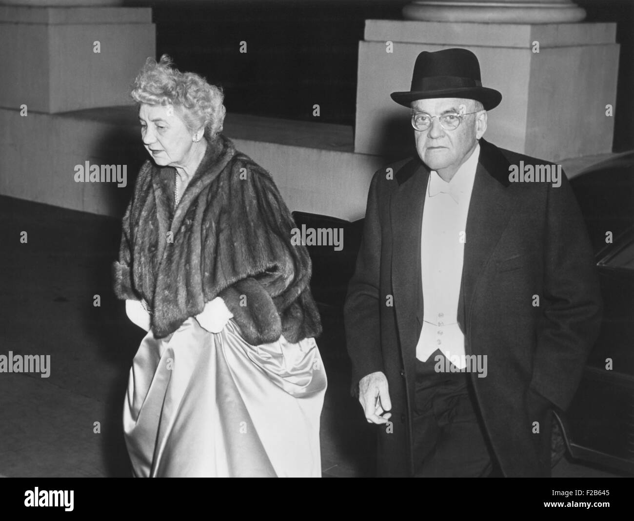 Sec. di Stato John Foster Dulles e sua moglie, arrivando a livello statale la cena per la Regina Elisabetta II. 17 ott 1957. - (BSLOC 2014 16 137) Foto Stock