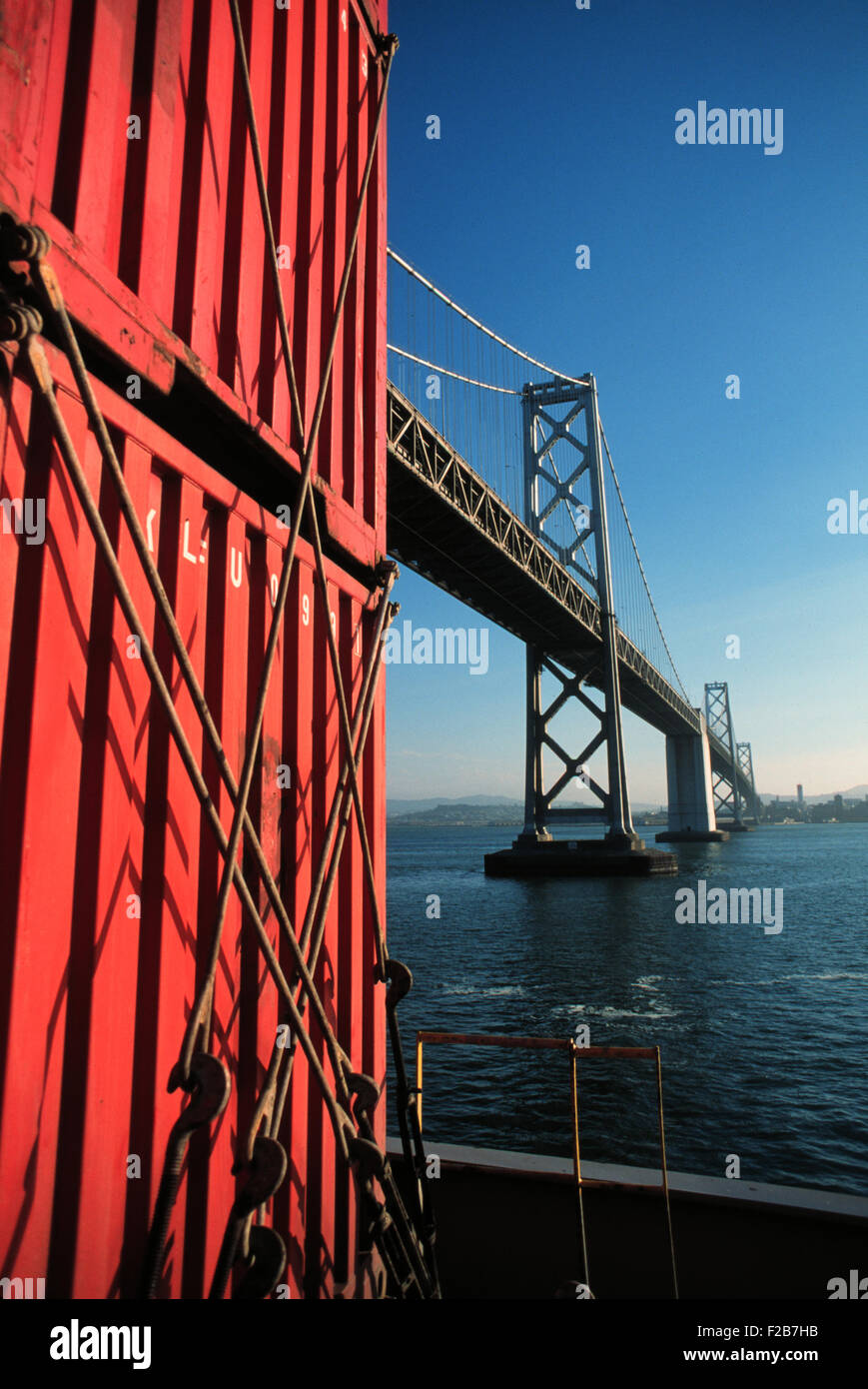 Su un container passando sotto il Ponte della Baia di San Francisco Foto Stock
