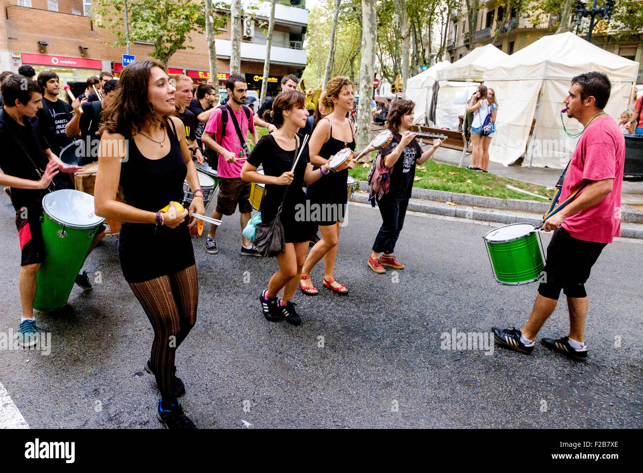 I percussionisti in una marching band prendere parte in una fiesta in Rambla del Poblenou, Barcellona Catalonia Spagna Foto Stock