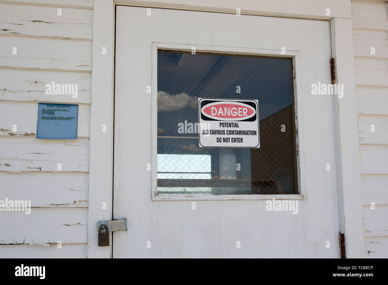 Arco, Idaho - Un segno avverte di hantavirus contaminazione in una vecchia capanna di guardia al EBR-1 Museo atomica. Foto Stock