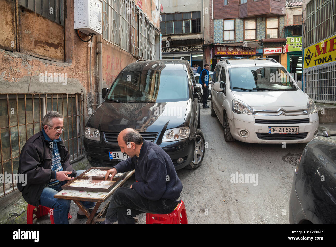 Giocare a Backgammon in una trafficata strada laterale nel quartiere Eminonu, Istanbul, Turchia. Foto Stock
