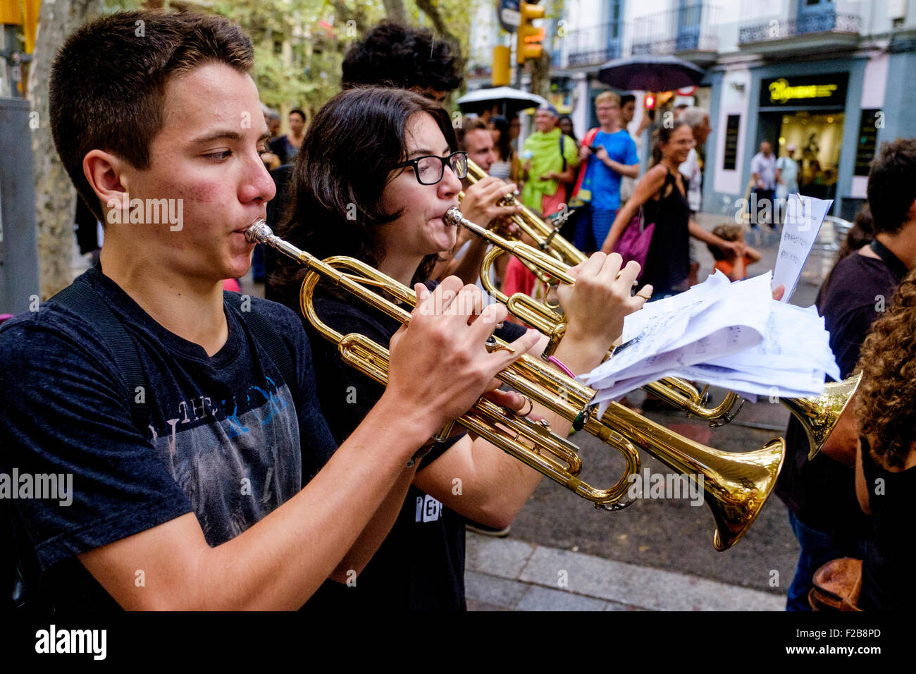 La tromba i giocatori in una marching band prendere parte in una fiesta in Rambla del Poblenou, Barcellona Catalonia Spagna Foto Stock
