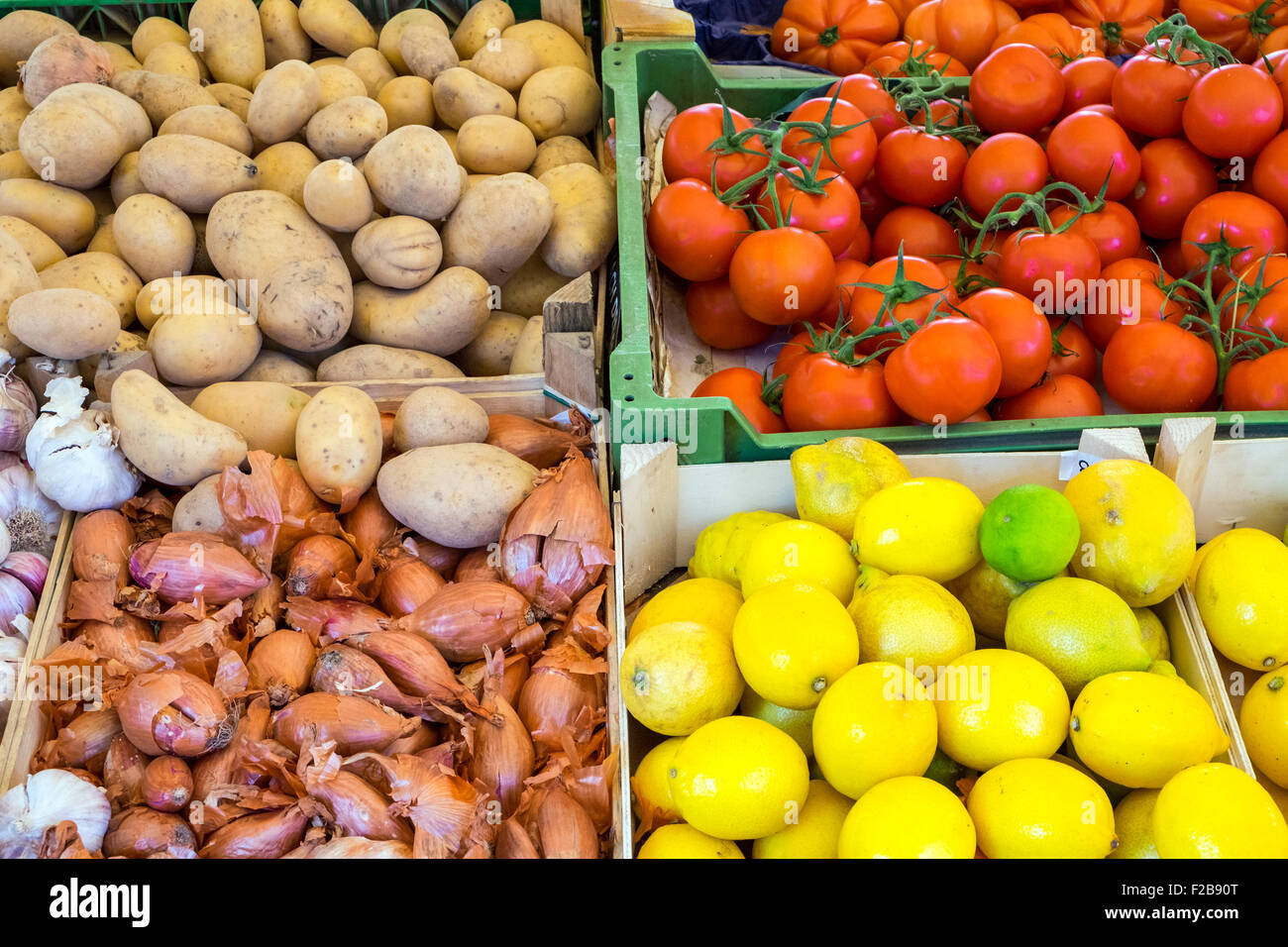 Patate, pomodori e più in vendita al mercato Foto Stock