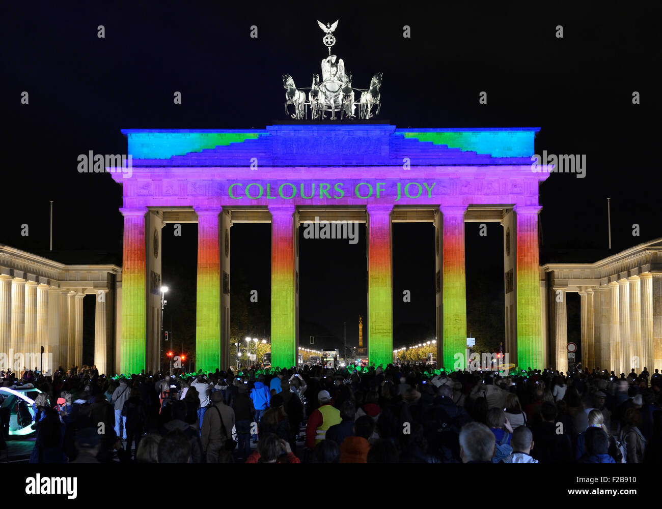 Illuminato in maniera colorata Porta di Brandeburgo al crepuscolo e durante la festa delle luci, Mitte, Berlin, Berlin, Germania, Europa Foto Stock