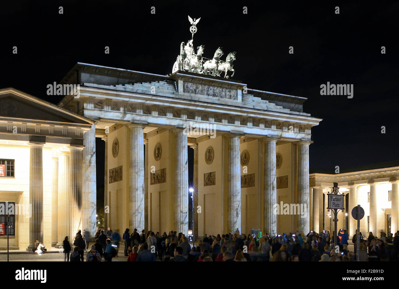 Illuminato in maniera colorata Porta di Brandeburgo al crepuscolo e durante la festa delle luci, Mitte, Berlin, Berlin, Germania, Europa Foto Stock