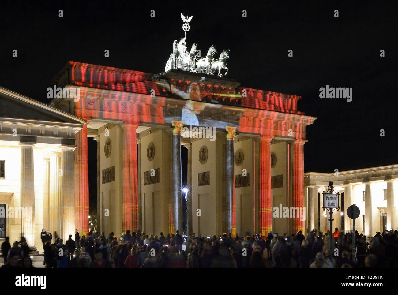 Illuminato in maniera colorata Porta di Brandeburgo al crepuscolo e durante la festa delle luci, Mitte, Berlin, Berlin, Germania, Europa Foto Stock