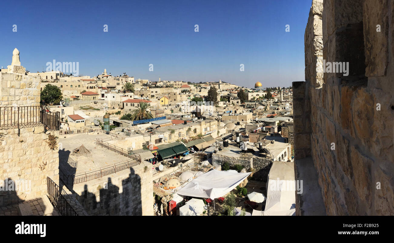 Gerusalemme, Israele, Medio Oriente: la Città Vecchia si vede dai bastioni a piedi il sentiero e pedonabile rotta sulle antiche mura Foto Stock