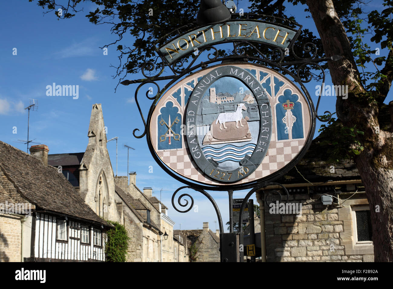 Segno nel centro della città di Northleach commemora la concessione del suo mercato charter nel 1227. Foto Stock