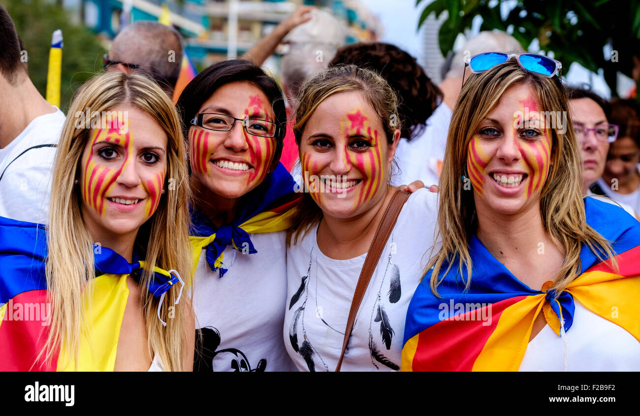 Le quattro ragazze alla dimostrazione per l'indipendenza di Barcellona il catalano di giornata nazionale (Diada) - 11 Settembre 2015 Foto Stock