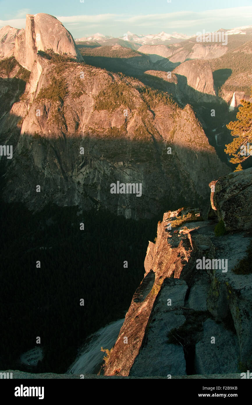Le formazioni rocciose in una valle, punto ghiacciaio, Yosemite Valley, Yosemite National Park, California, Stati Uniti d'America Foto Stock