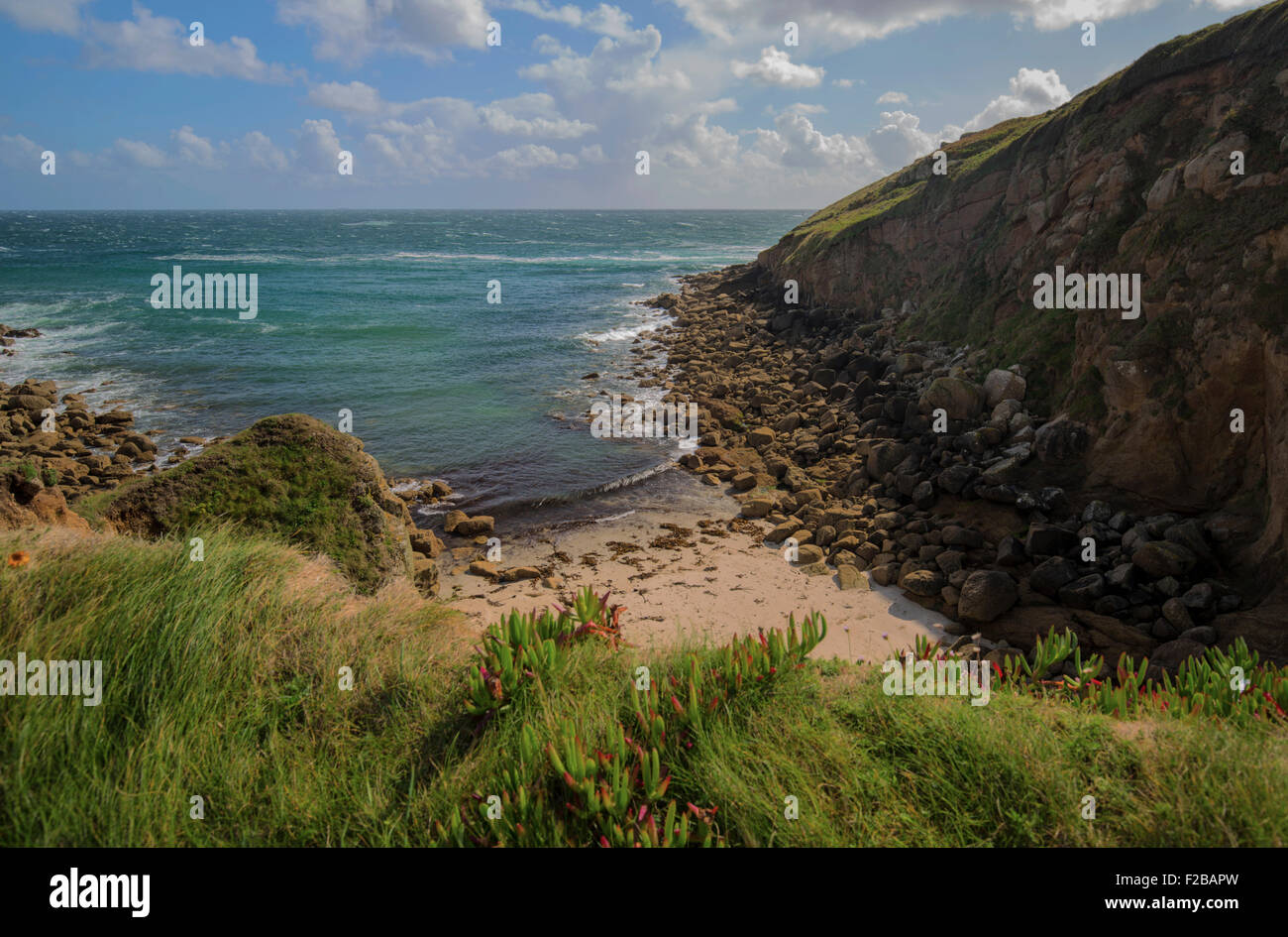 La vista sulla spiaggia Porthgwarra dal sentiero costiero Foto Stock