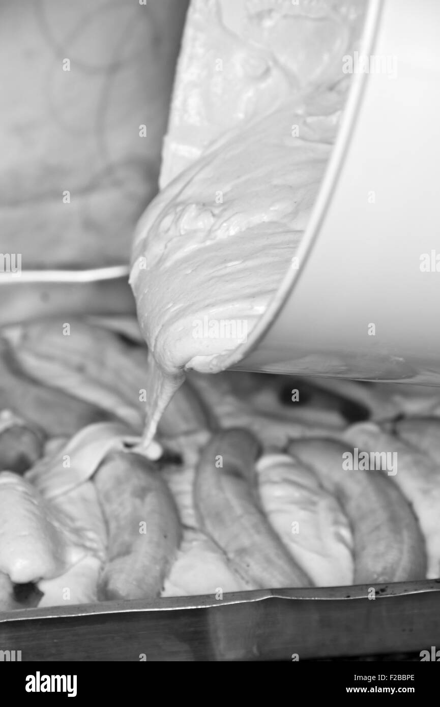 Preparazione di un tipico brasiliano torta di banana Foto Stock