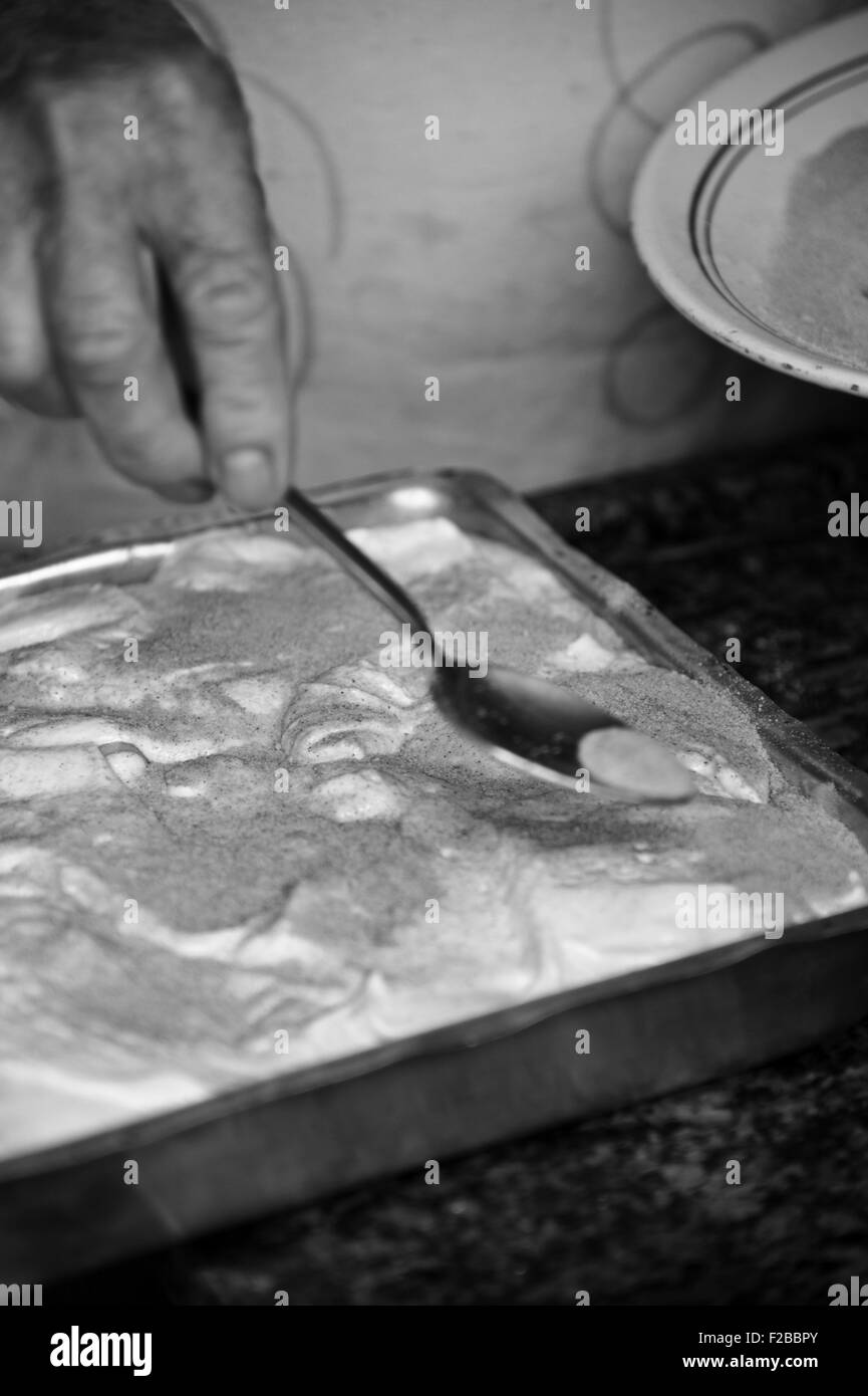 Preparazione di un tipico brasiliano torta di banana Foto Stock