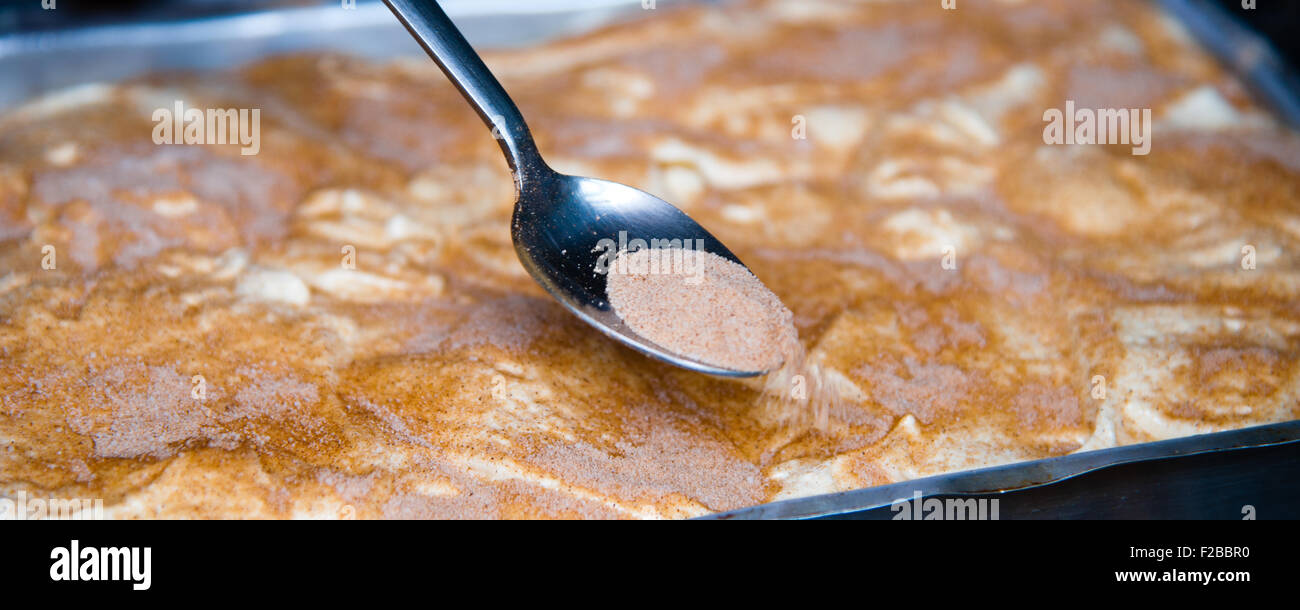 Preparazione di un tipico brasiliano torta di banana Foto Stock