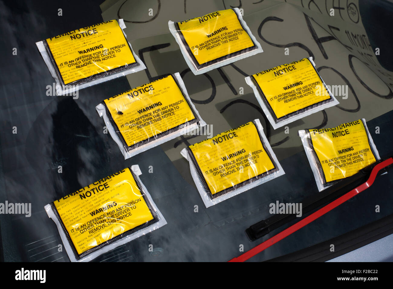 Sette i biglietti per il parcheggio sul parabrezza di un illegalmente parcheggiato l'auto. Foto Stock