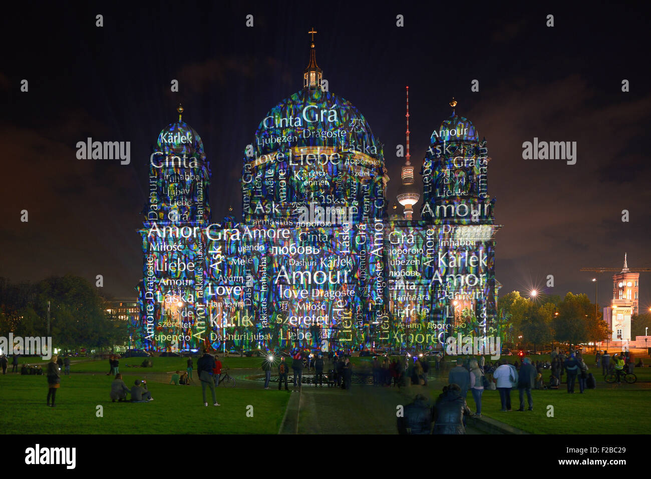 Cattedrale Berliner Dom illuminato, Museumsinsel isola, Sito Patrimonio Mondiale dell'UNESCO, il Festival delle luci di Berlino, Germania Foto Stock