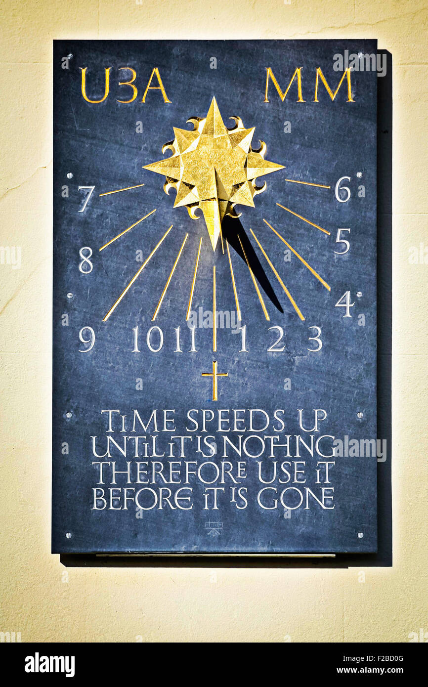 Le meridiane decorate a tempo sono comuni sulle pareti meridionali di edifici pubblici e privati in Europa. Foto Stock