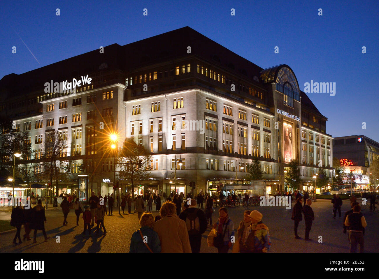 Kaufhaus des Westens, al grande magazzino KaDeWe di notte, Wittenbergplatz, Tauentzienstrasse, Berlino, Germania Foto Stock