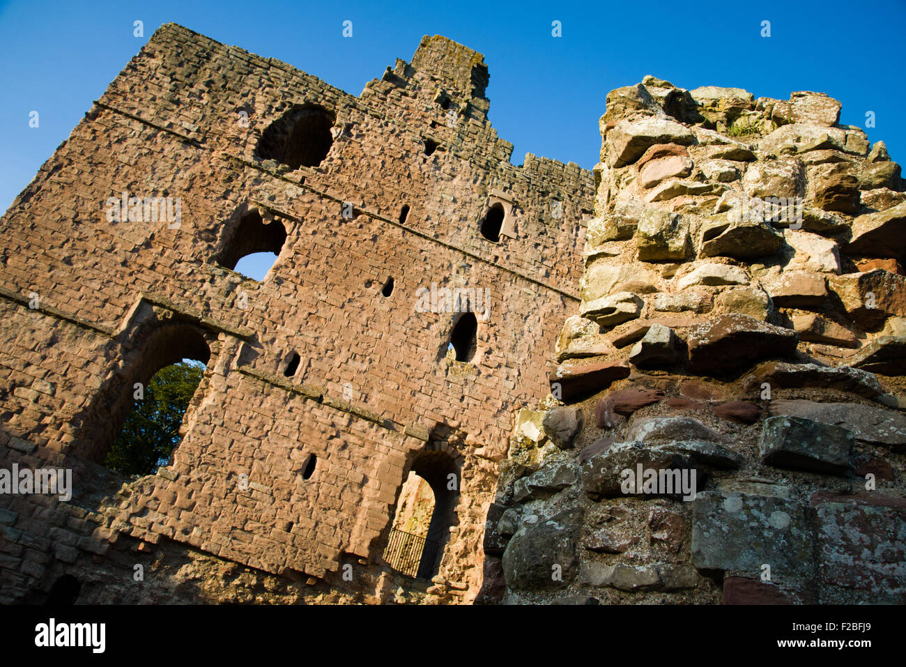 Il castello di Norham uno dei più importanti dei castelli di confine è stato costruito nel 1121 dai Vescovi di Durham un lungo e turbolento di hi Foto Stock