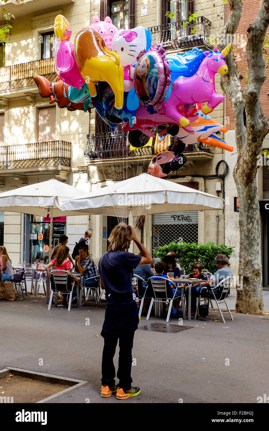 Una donna vendita di palloncini in Rambla del Poblenou, Barcellona, in Catalogna, Spagna Foto Stock