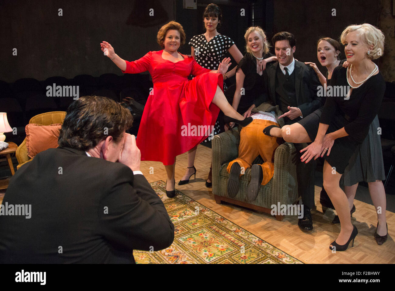 02/09/2015. Londra, Regno Unito. L-R: Kevin McGowan, Wendi Peters, Danielle Flett, Diana Vickers, Matthew Fraser Holland, James Wrighton, Vicky Binns e Wendy Morgan. Premiere mondiale di tratteggio 'n' spedita, una commedia nera impostato su una sera del 1959, apre al Teatro del Parco di Finsbury Park. Scritto da Gemma pagina & Michael Kirk, diretto da Michael Kirk, la commedia stelle Wendi Peters, Diana Vickers e Vicky Binns. In funzione dal 1 al 26 settembre 2016. Foto Stock