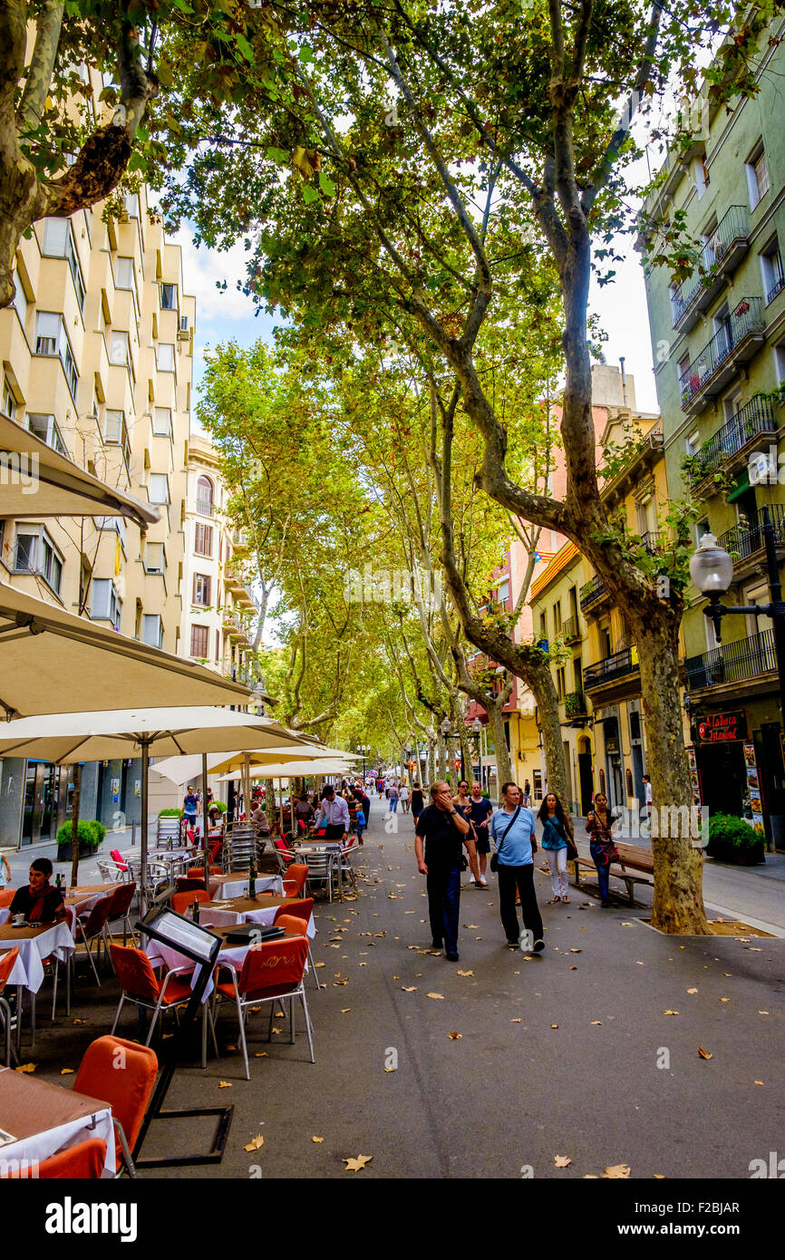 Scena di strada nella Rambla del Poblenou, Barcellona, in Catalogna, Spagna Foto Stock