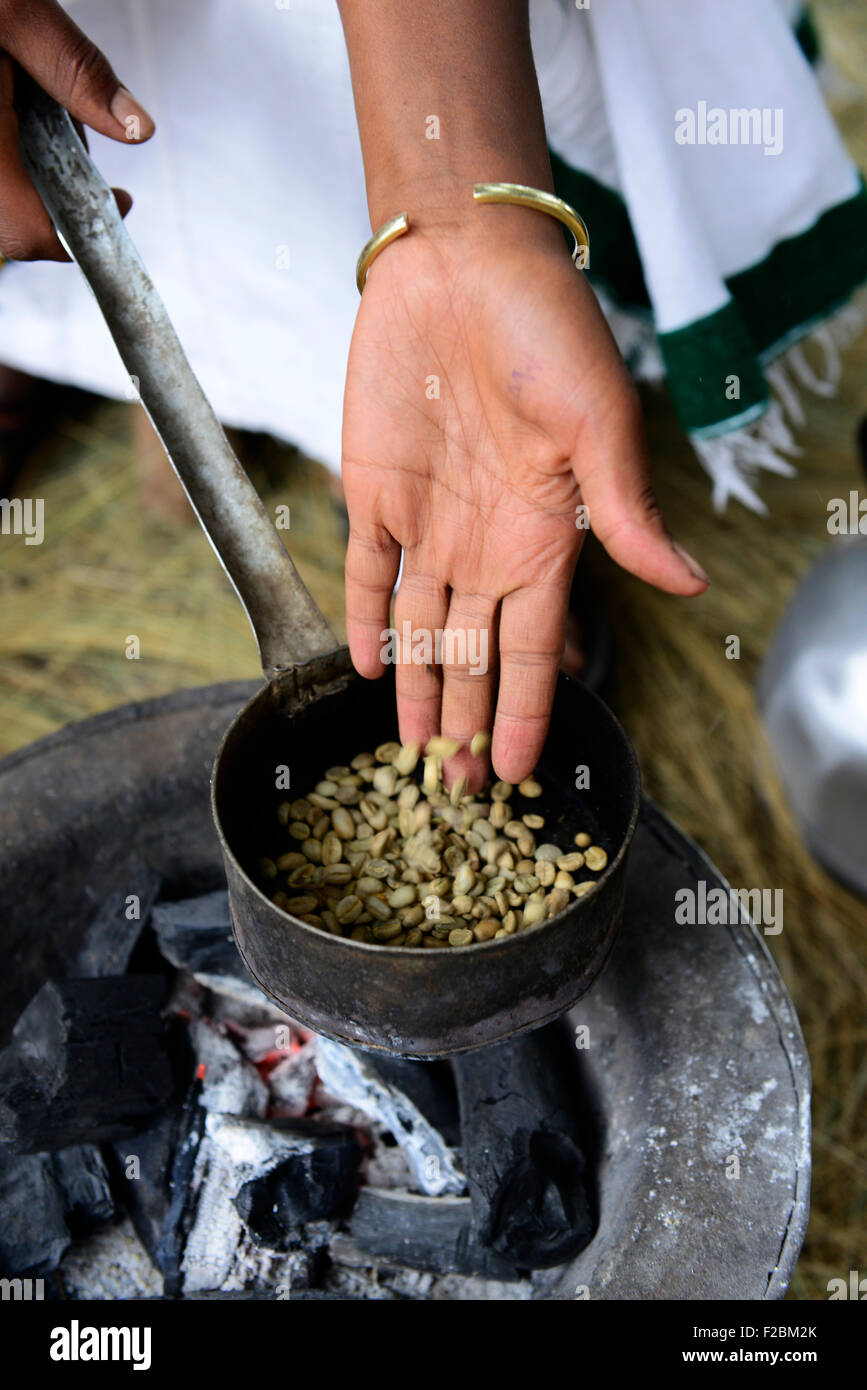 Una giovane donna etiope preparazione di caffè Foto Stock