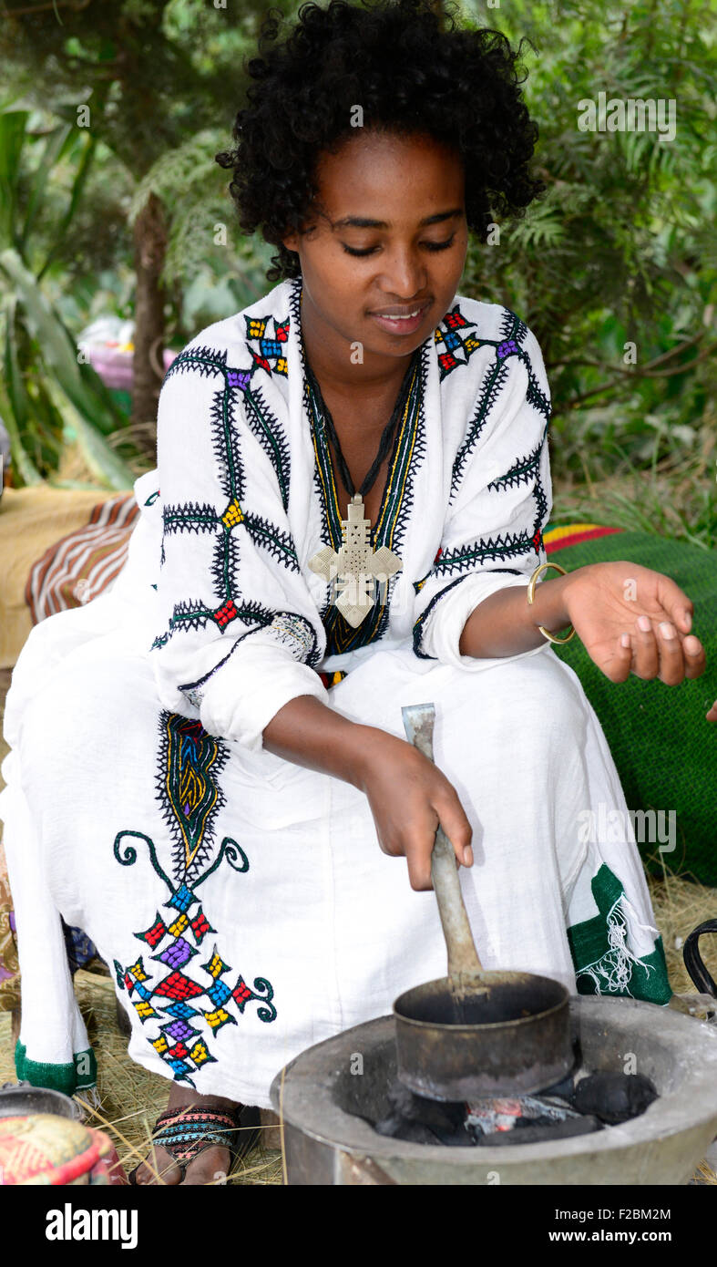 Una giovane donna etiope preparazione di caffè Foto Stock