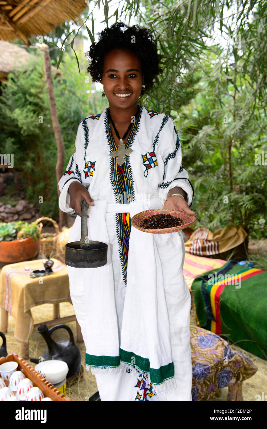 Una giovane donna etiope preparazione di caffè Foto Stock