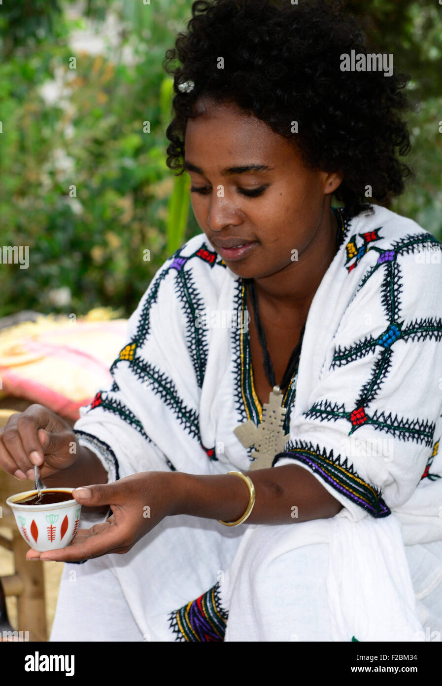 Una giovane donna etiope preparazione di caffè Foto Stock