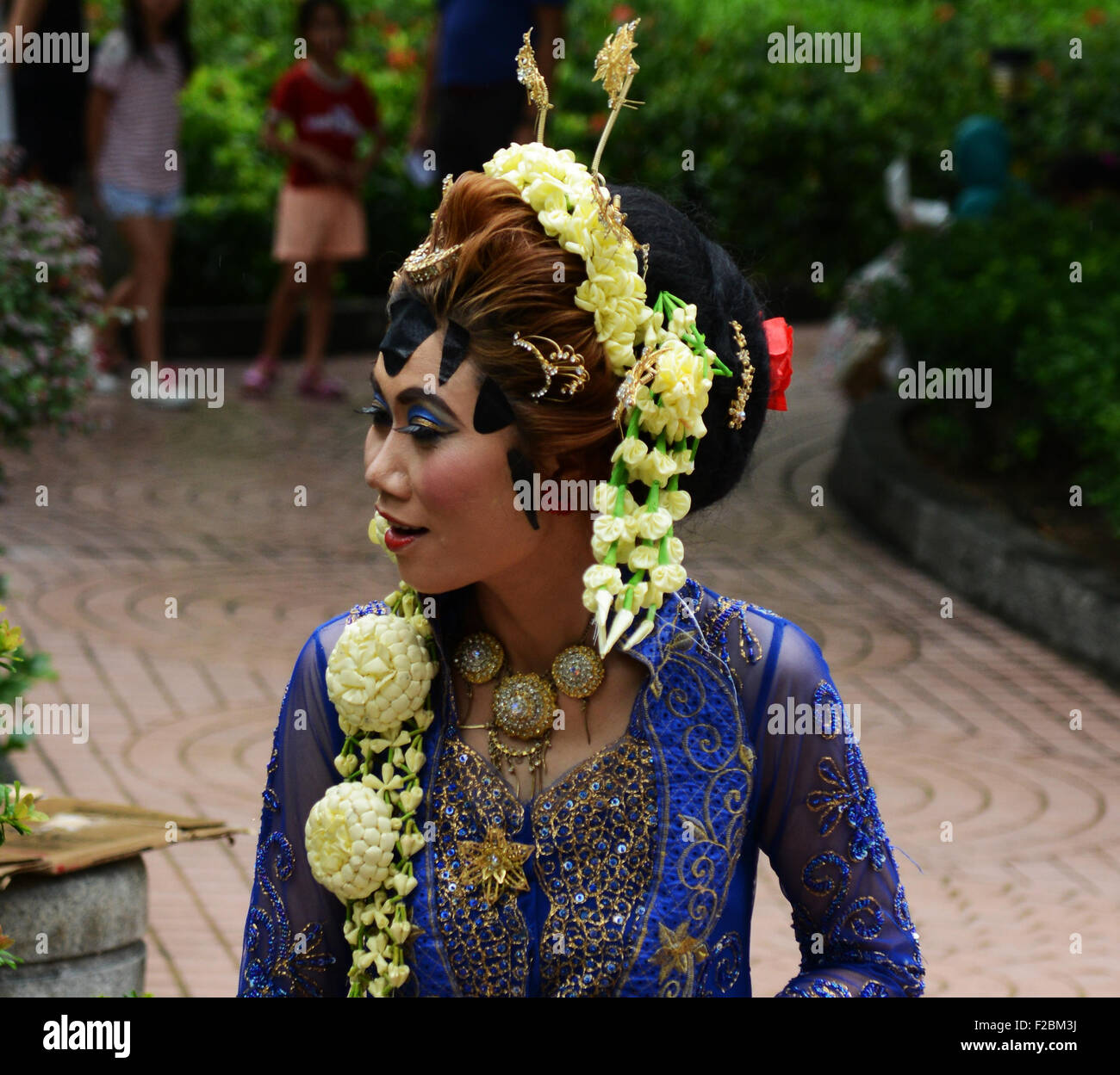 Una donna indonesiana vestiti in abiti tradizionali Foto stock - Alamy